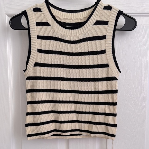 Commense Leisure Stripe Knit Crop Top - Picture 3 of 8